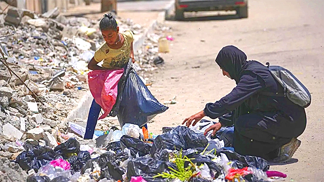 مشاهد يومية.. أسر متعففة تبحث عن الطعام في براميل القمامة